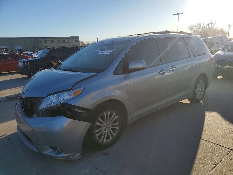 2016 Toyota Sienna xle Premium 8-passenger
