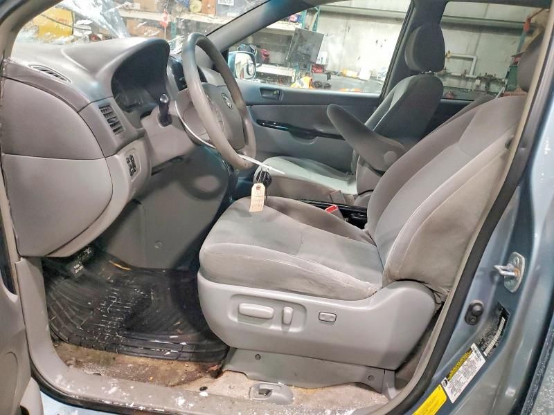 2005 Toyota Sienna le