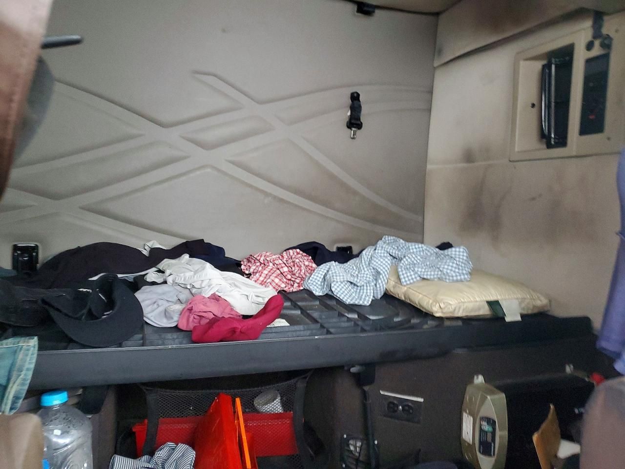 2014 Volvo VNL Semi Truck