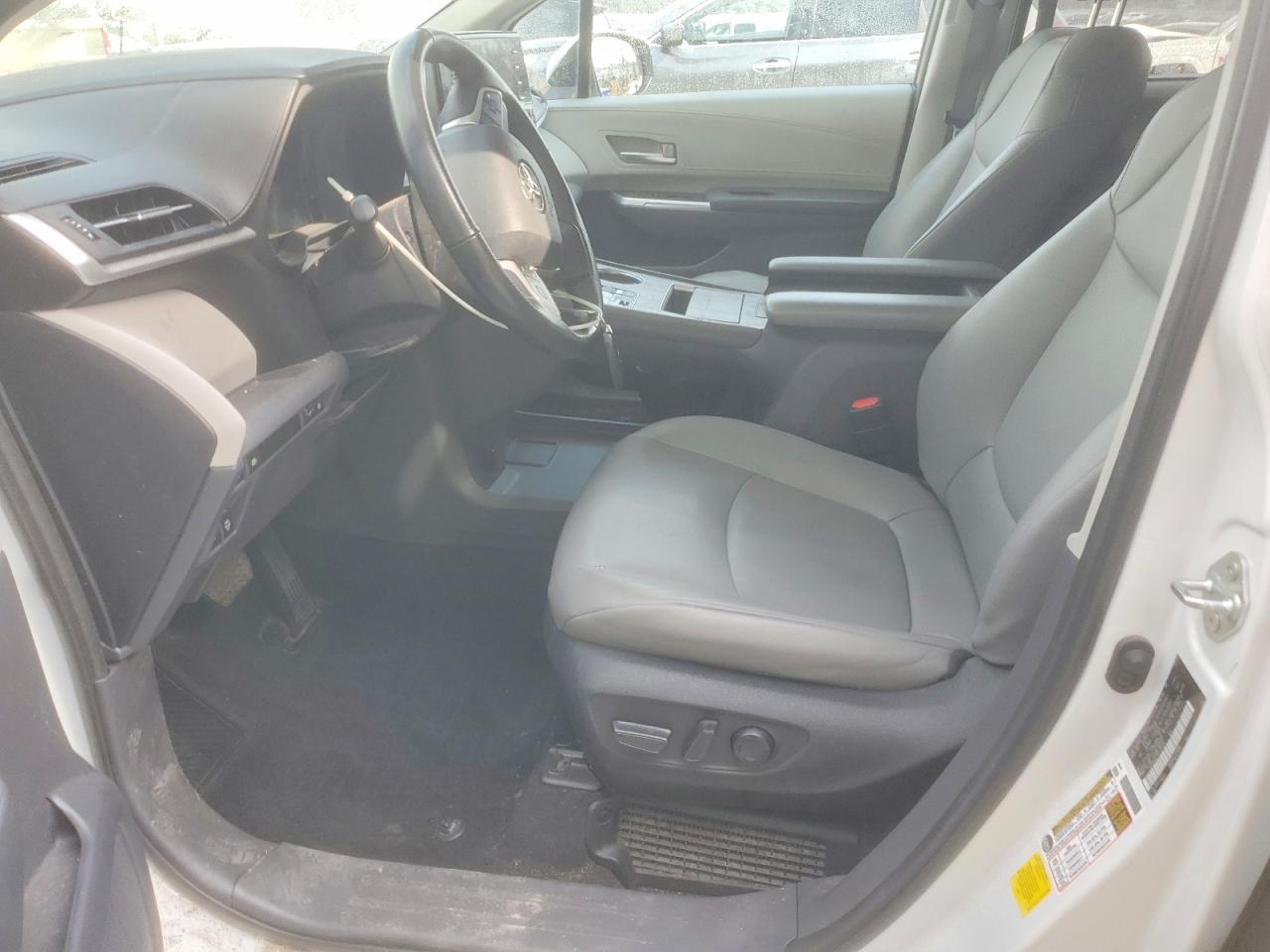 2023 Toyota Sienna xle