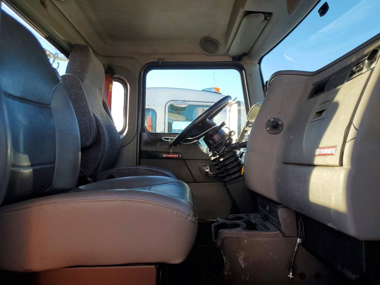 2017 Kenworth T370 Semi Truck