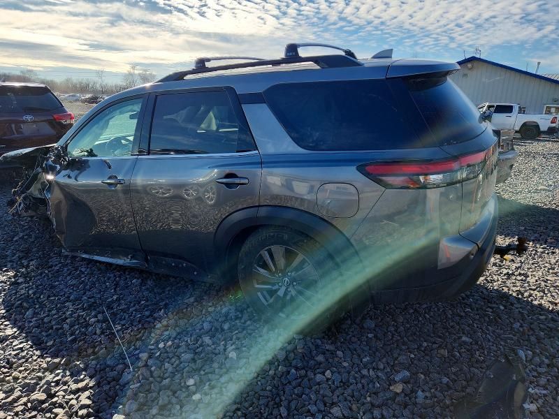 2022 Nissan Pathfinder sv