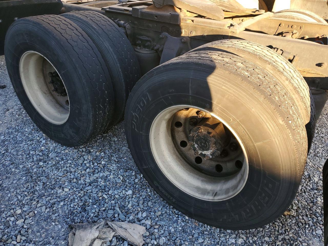 2000 Freightliner CC Conventional Semi Truck