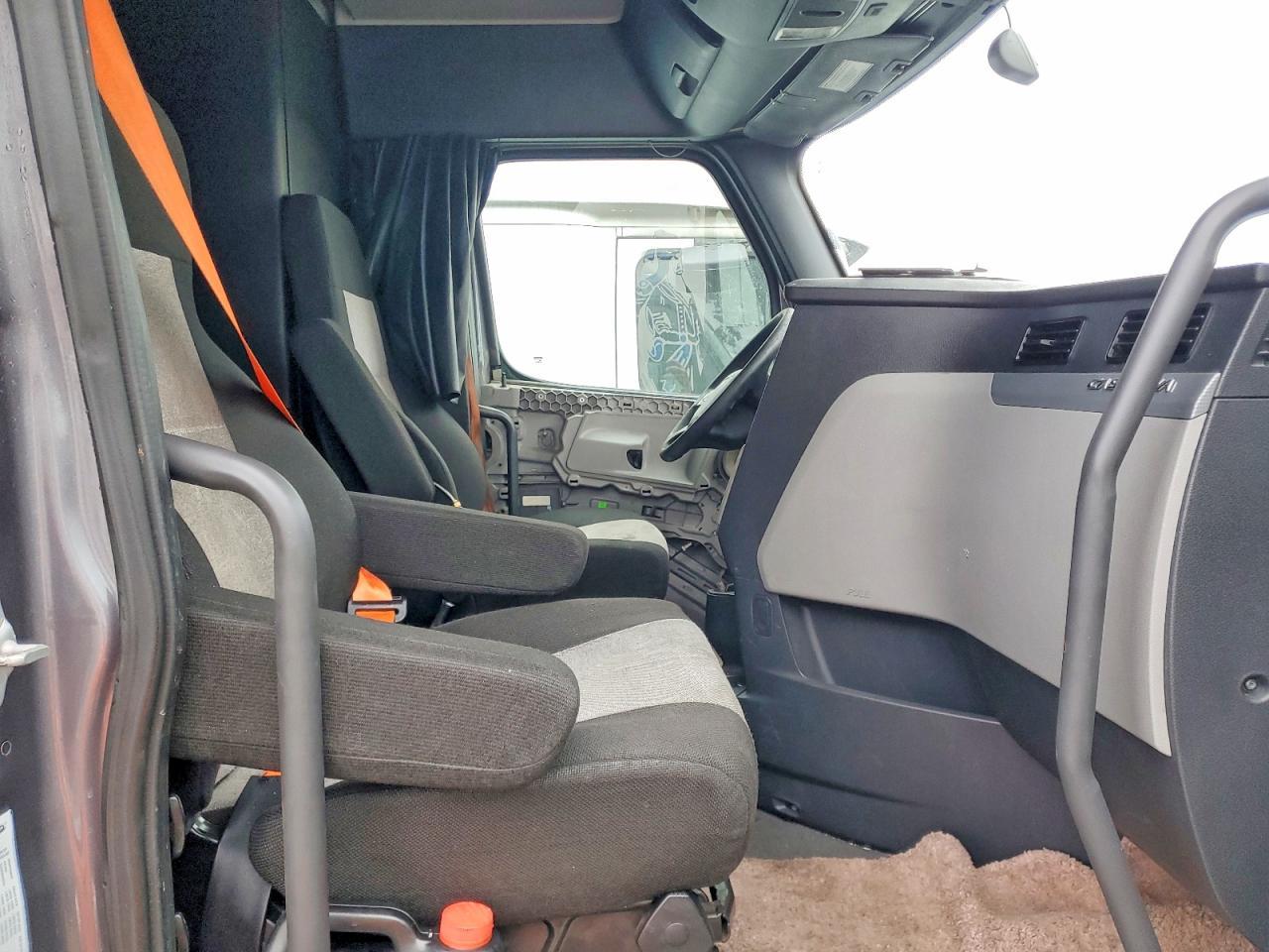 2020 Freigliner Cascadia 126