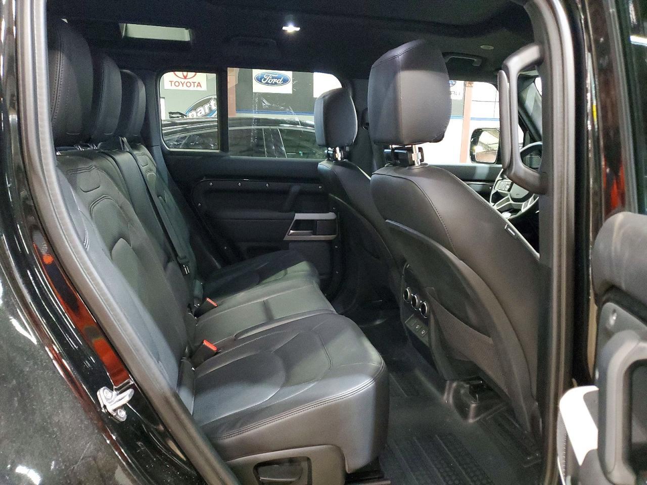 2024 Land Rover Defender 110 s