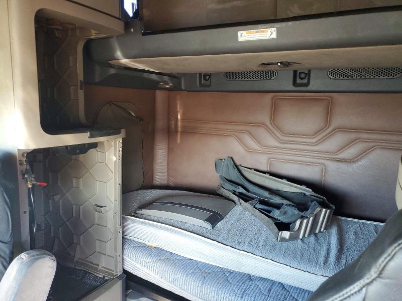 2009 Freightliner Cascadia Semi Truck