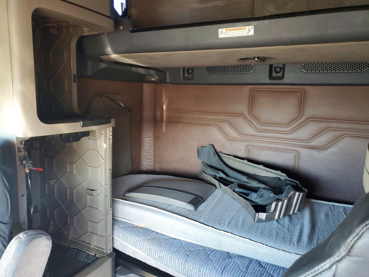 2009 Freightliner Cascadia Semi Truck