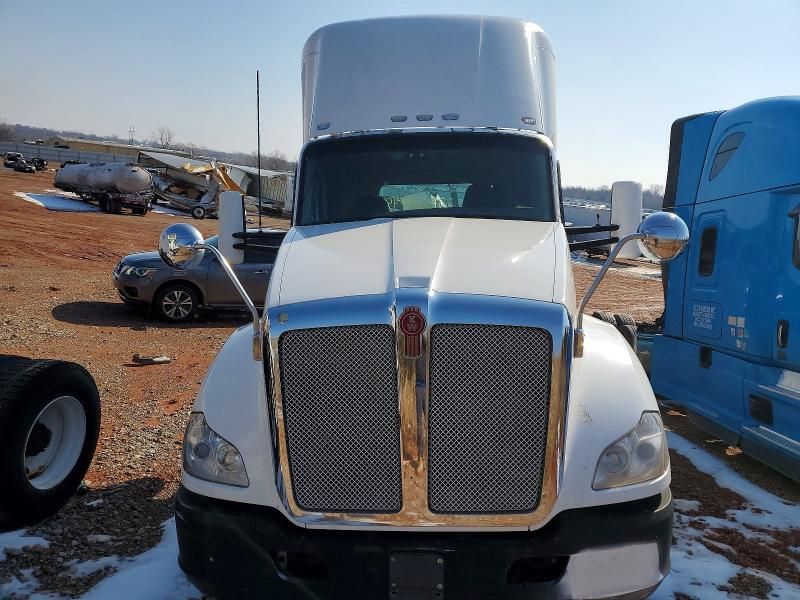 2014 Kenworth T680 Semi Truck