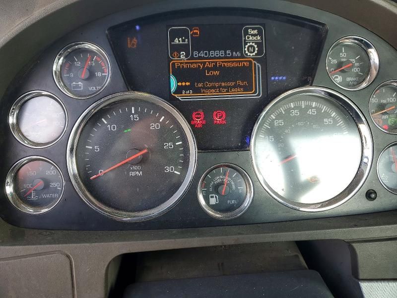 2015 Kenworth T680 Semi Truck