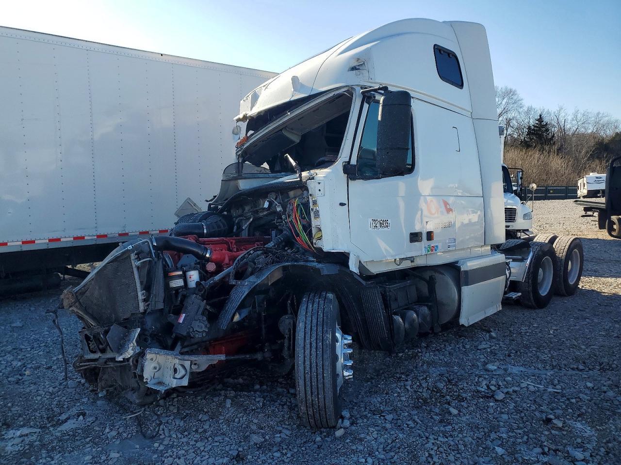 2005 Volvo VNL Semi Truck