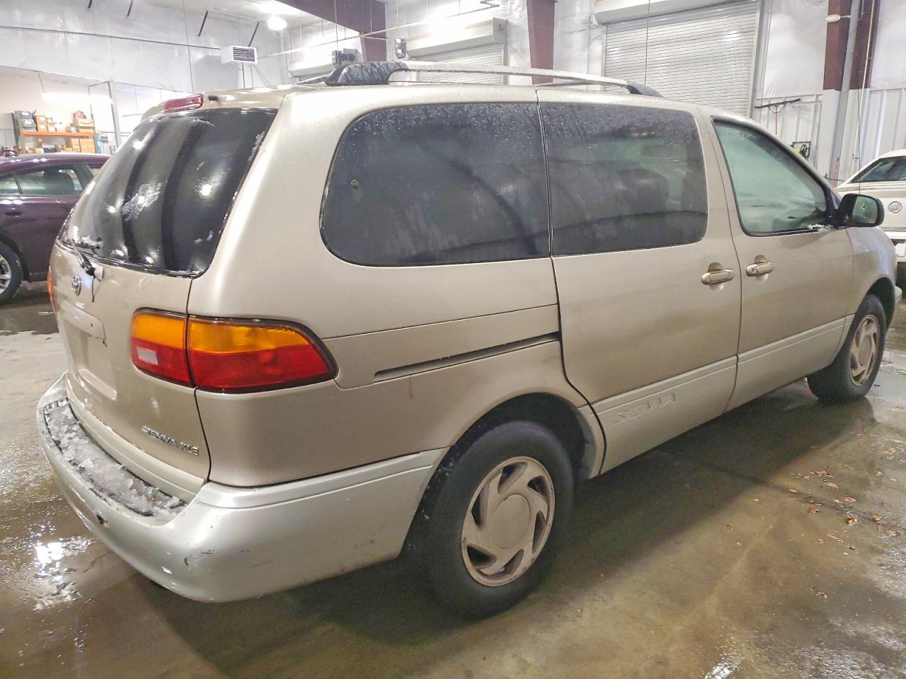 2000 Toyota Sienna le