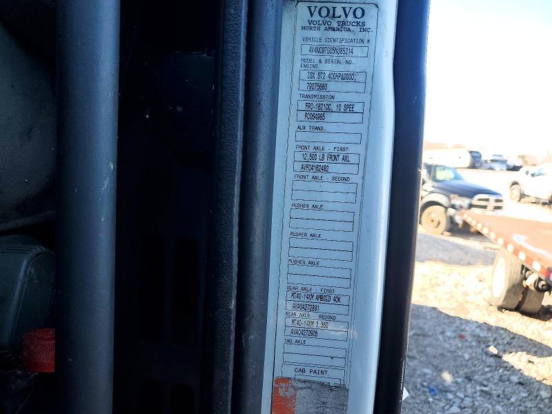 2005 Volvo VNL Semi Truck