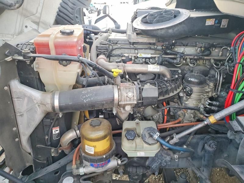 2015 Freightliner Cascadia Semi Truck