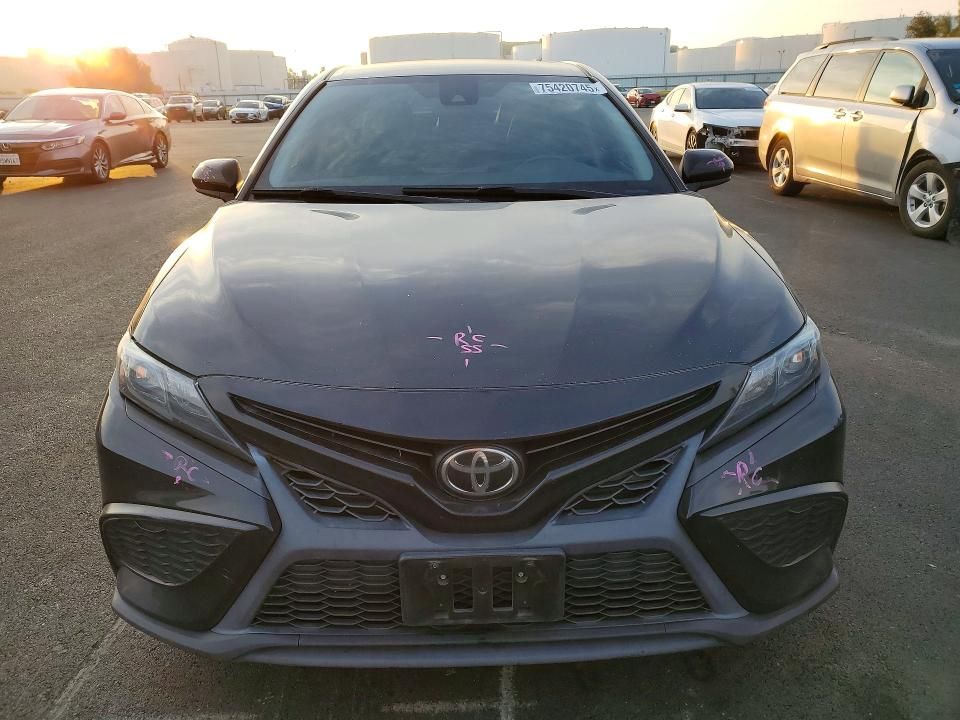 2021 Toyota Camry se