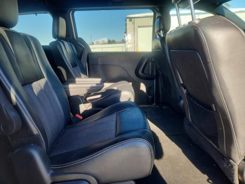 2015 Chrysler Town & Country s