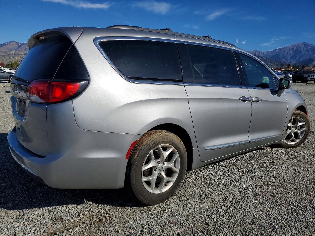2017 Chrysler Pacifica Touring l