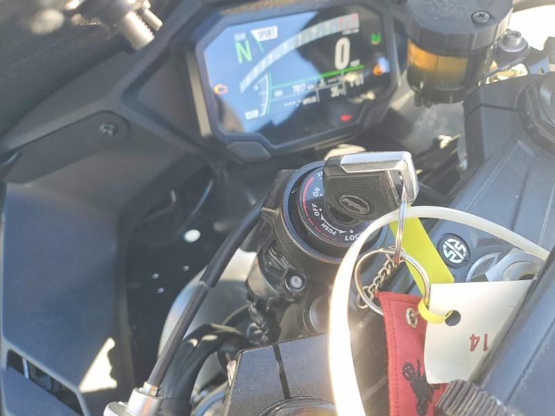 2025 Kawasaki ZX1002 T