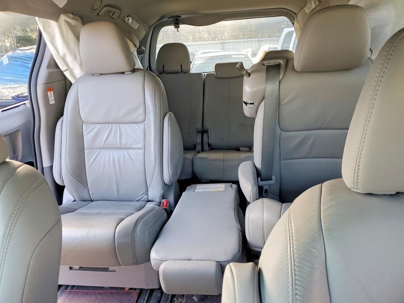 2016 Toyota Sienna xle 8-passenger