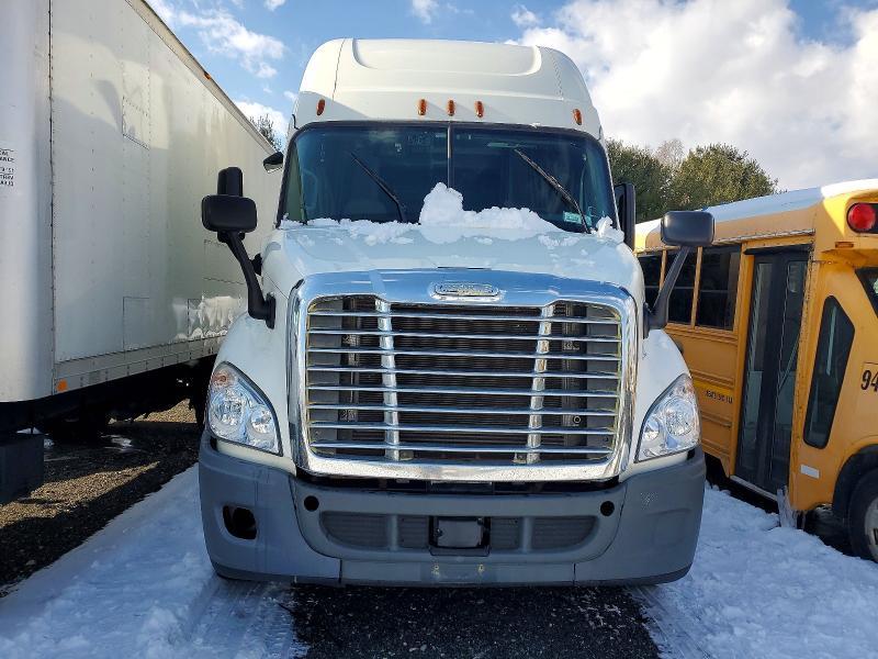2016 Freigliner 2016 Freightliner Cascadia 113 Semi Truck