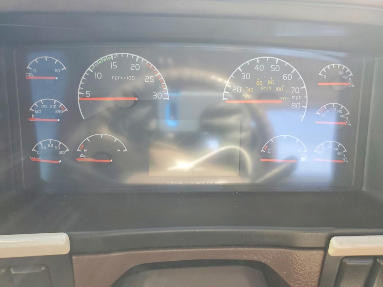 2015 Volvo VNL Semi Truck