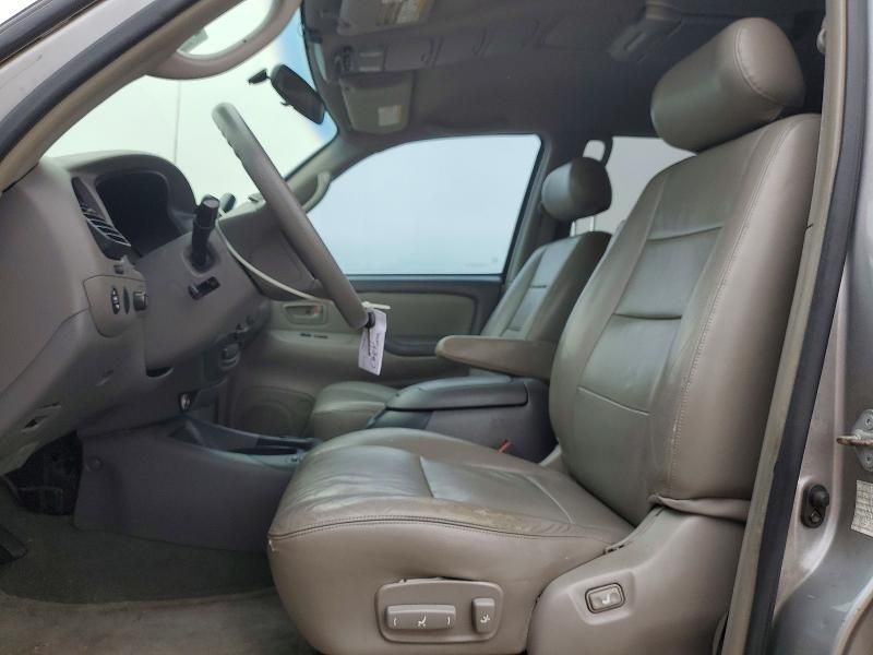 2004 Toyota Sequoia SR5