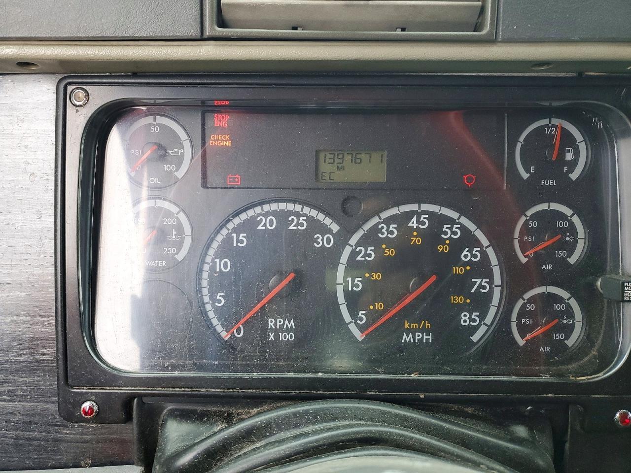 2006 Freigliner 2004 Freightliner Columbia 112 Semi Truck