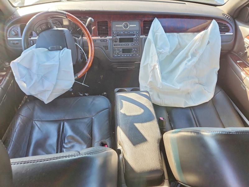 2009 Lincoln Town car Signature Limited