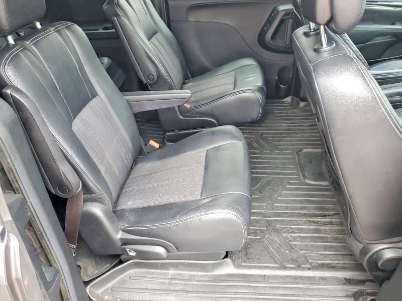 2016 Chrysler Town & Country s