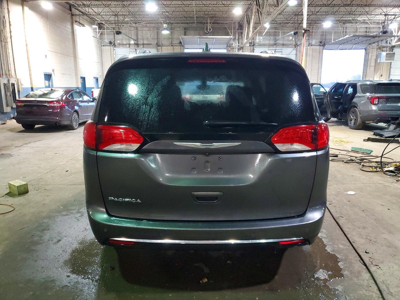 2017 Chrysler Pacifica Touring l