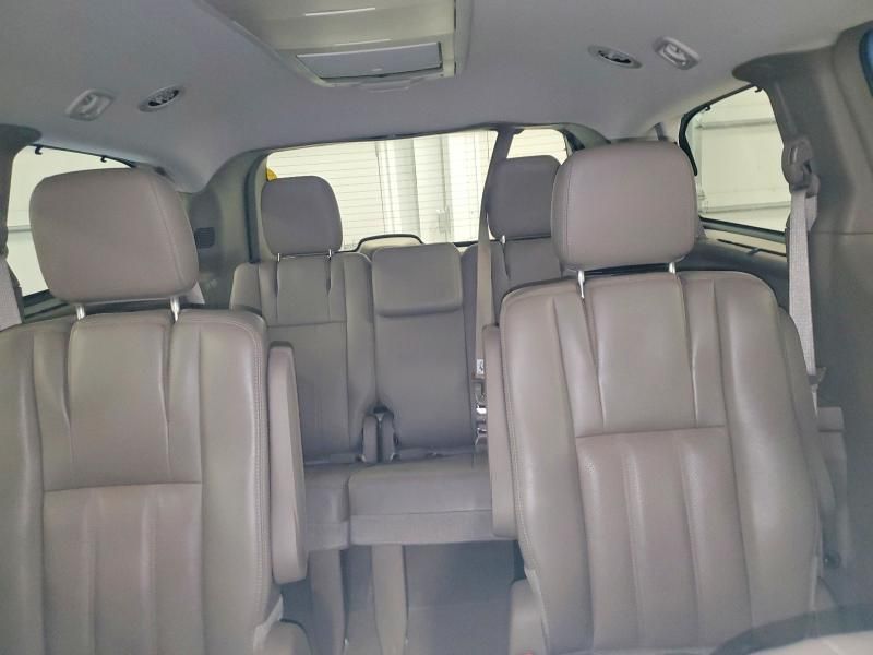 2013 Chrysler Town & Country Touring l