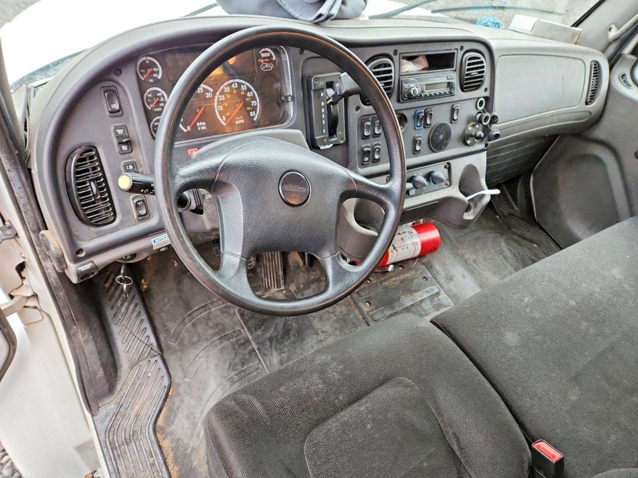 2015 Freightliner Business Class M2 BOX Truck