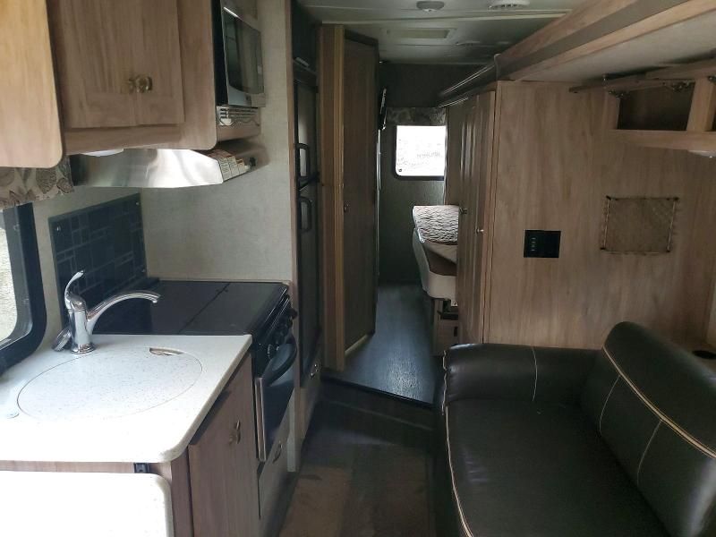 2017 Ford Econoline E450 Super Duty Cutaway Van