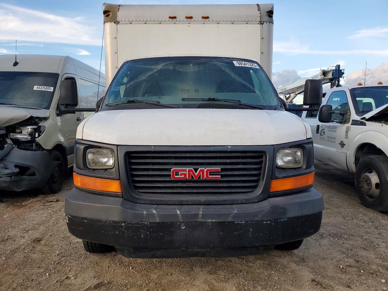 2006 GMC Savana BOX Truck
