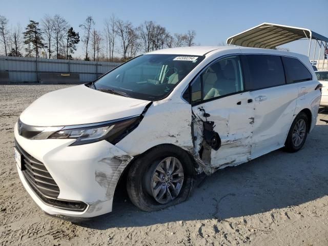 2022 Toyota Sienna LE