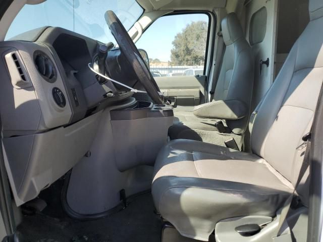 2015 Ford Econoline E350 Super Duty Cutaway Van