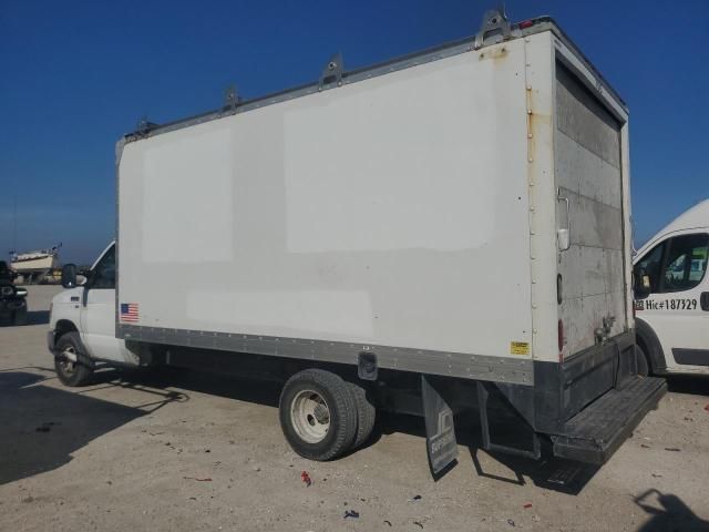 2013 Ford Econoline E350 Super Duty Cutaway Van