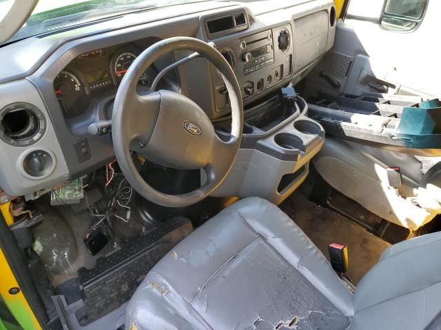2011 Ford Econoline E350 Super Duty Cutaway Van