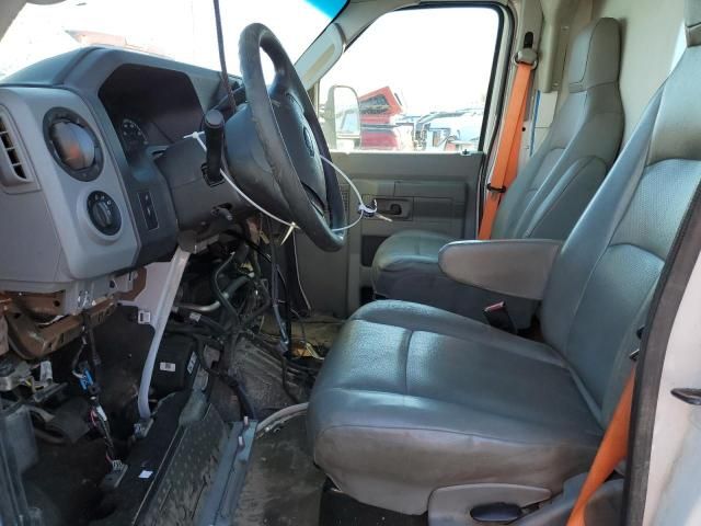 2015 Ford Econoline E350 Super Duty Cutaway Van