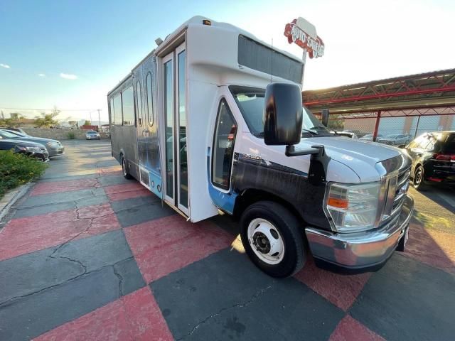 2014 Ford Econoline E450 Super Duty Cutaway Van