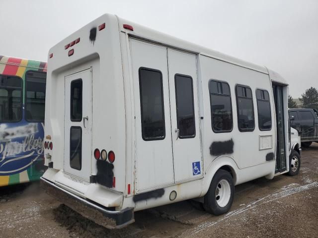 2009 Ford Econoline E450 Super Duty Cutaway Van