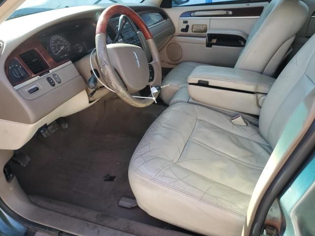 2005 Lincoln Town Car Signature Limited