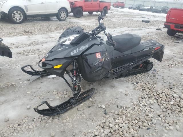 2018 Skidoo 2018 Skidoo Snowbmobil