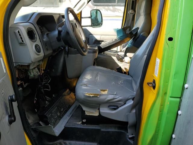 2011 Ford Econoline E350 Super Duty Cutaway Van