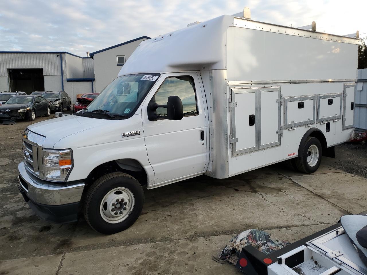 2025 Ford Econoline E450 Super Duty Cutaway Van