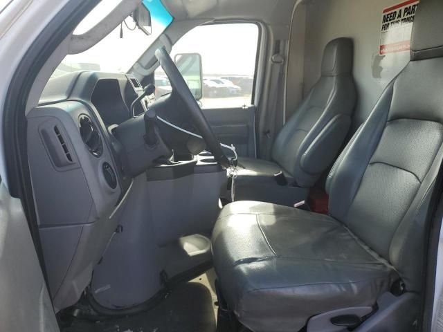 2013 Ford Econoline E450 Super Duty Cutaway Van