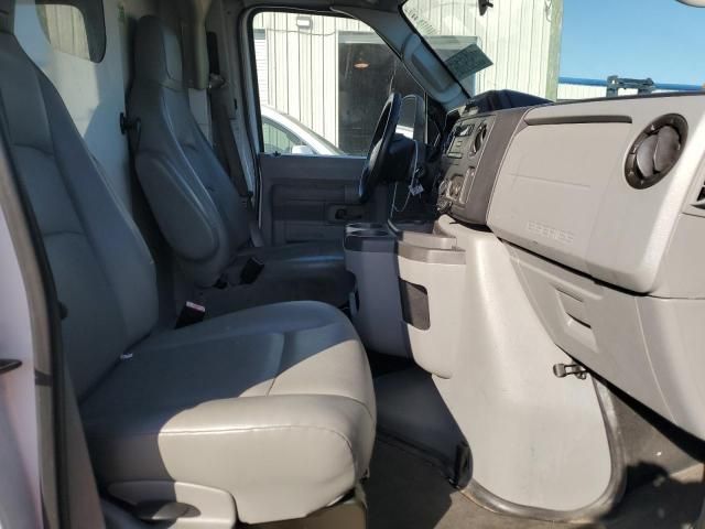 2013 Ford Econoline E350 Super Duty Cutaway Van