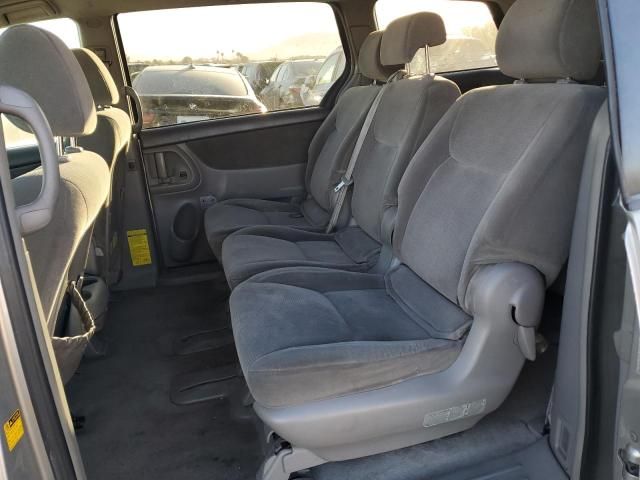 2004 Toyota Sienna CE