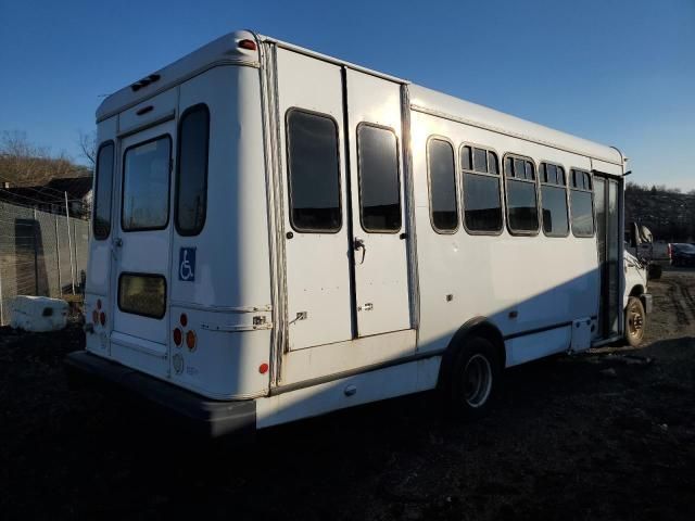 2011 Ford Econoline E450 Super Duty Cutaway Van