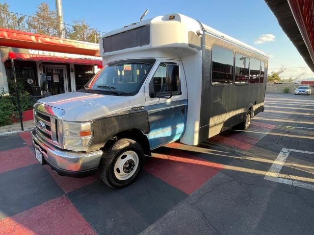 2014 Ford Econoline E450 Super Duty Cutaway Van