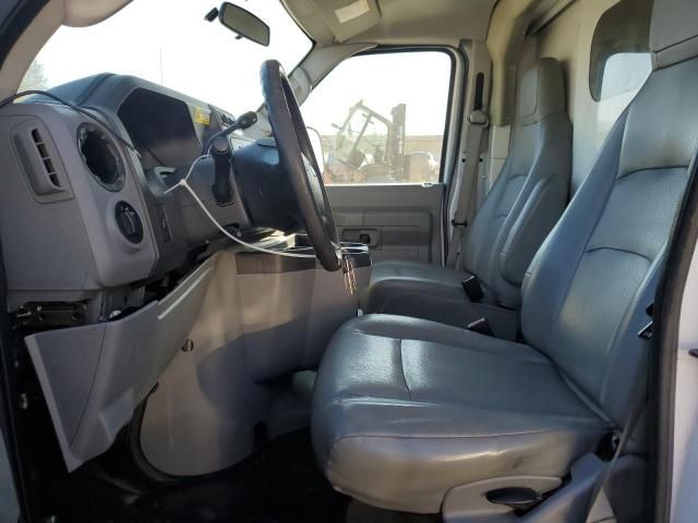 2013 Ford Econoline E350 Super Duty Cutaway Van